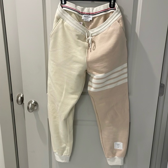 THOM BROWNE ENGINEERED STRIPE
SWEAT PANT
Tonal White Funmix - Picture 2 of 6